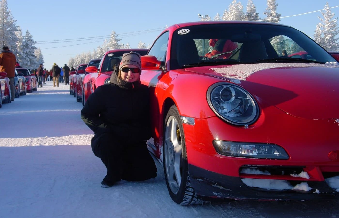 Sylvie et une Porsche 911, en hiver